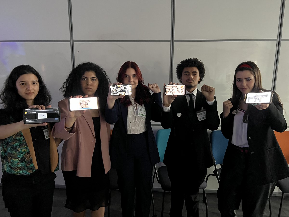 unisinosmun's tweet photo. #ComitêUcrânia
Ministros pegam em armas! Seguimos adiante Ucrânia, nunca desistiremos! 
Background noise : bombas e explosões https://t.co/uCFY0Wu3rp