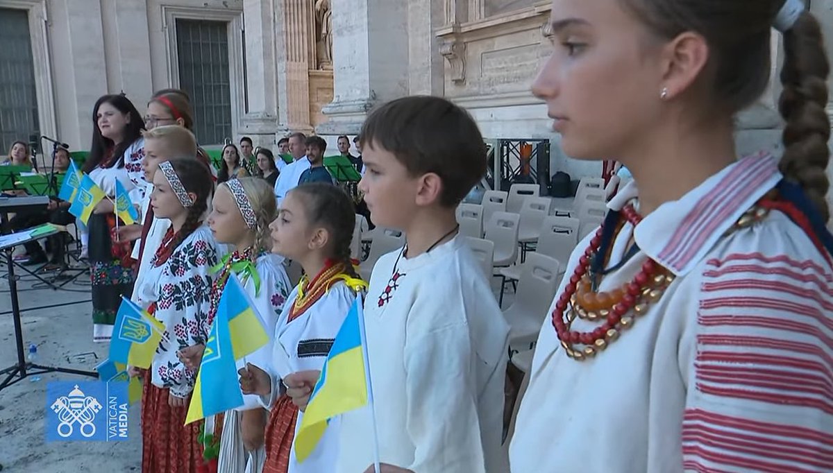 Canto de un coro ucraniano 🇺🇦 en la vigilia #Together2023 <a href="/Synod_va/">Synod.va</a> <a href="/together2023/">Together | Gathering of the People of God</a>