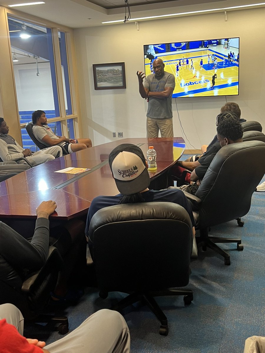 PSCMenHoops's tweet photo. Huge thank you to Bobcat Alum Ivan Wineglass for coming to talk to the guys about life.
#PeruBall | #BeyondBall | #BobcatFamily https://t.co/jqDoritF63