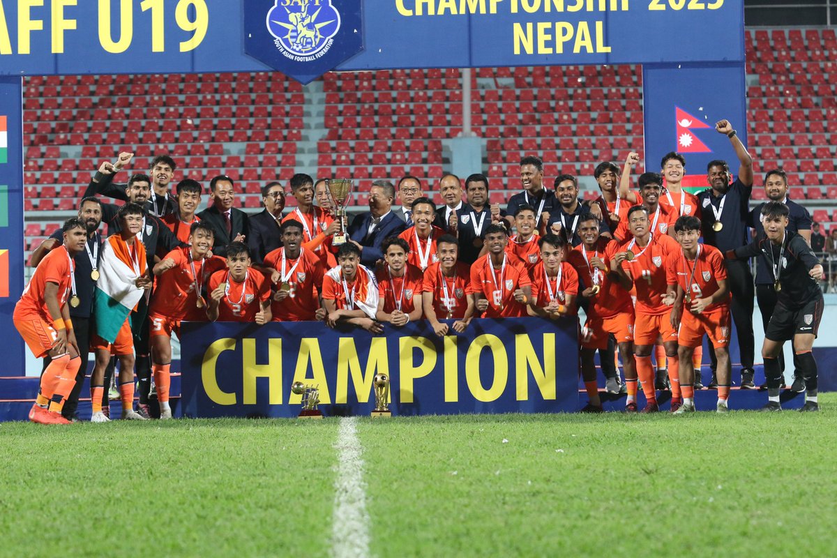 🇮🇳 CHAMPS!!! Triple-strike #BlueColts 🐯 send crippled Pakistan 🇵🇰 packing

Match Report 👉🏼 shorturl.at/egkAY

#PAKIND ⚔️ #U19SAFF2023 🏆 #IndianFootball ⚽