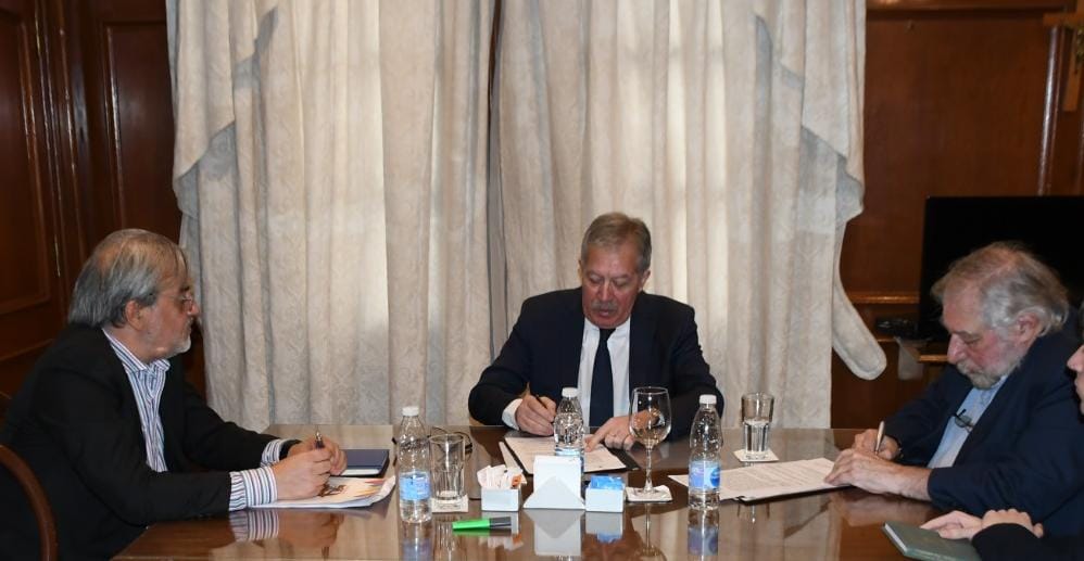 WebTribuno's tweet photo. 📖El jefe de Gabinete, #EliasSuárez, acompañado del titular de la Fundación #ElLibro, #AlejandroVaccaro, celebraron  la firma de convenio para realizar la 13° #FeriaProvincialDelLibro👇
https://t.co/iKADKXFMd0 https://t.co/qh4CL8OaGc