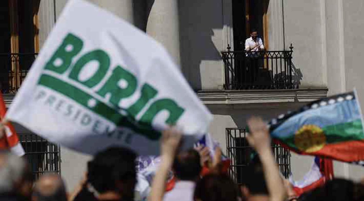 🔴 Al más puro estilo de los gobiernos Kichneristas en Argentina, minúsculos grupos de izquierda realizan convocatoria en favor del gobierno y presidente Boric. 
Mucha verborrea y nulo avance y desarrollo del país. #SentidoComun