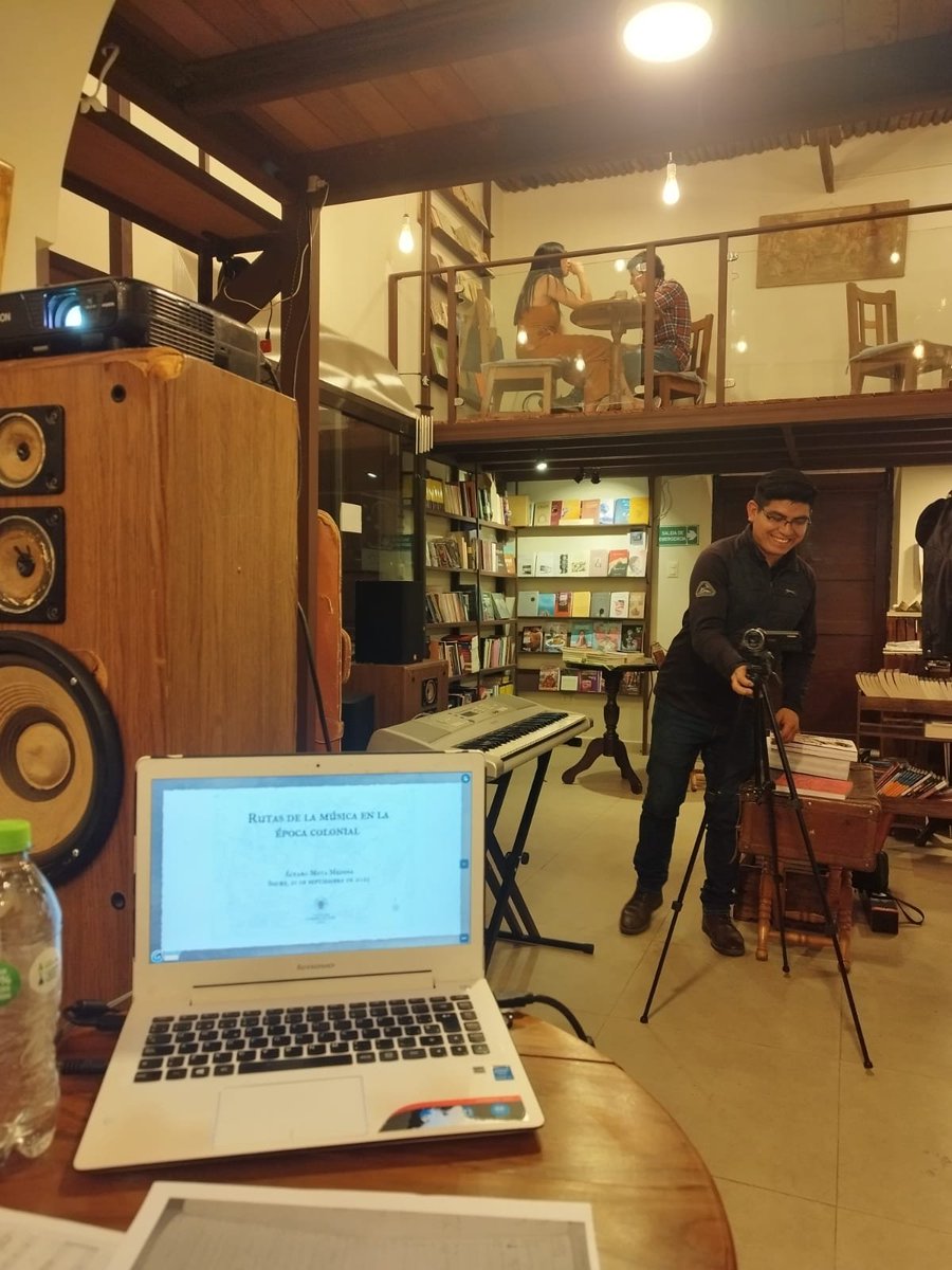 AMotaMedina's tweet photo. La semana pasada me ofrecieron dinamizar un coloquio sobre la investigación que estoy realizando en @MusicologiaUCM, @ABNB_FCBCB y @CulturaNacionAR en uno de mis espacios culturales de referencia en Sucre: la Libre Ría, sede del @cineclubcito https://t.co/gXM5UhFr1u