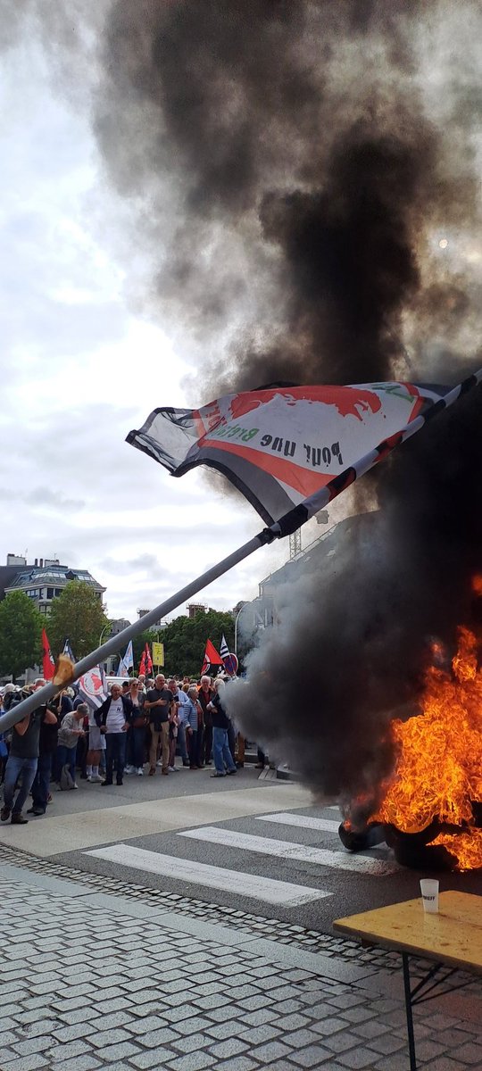 DouarHa's tweet photo. Manifestadeg e Kemper hiziv dirak ar prefeti evit difenn ospital Karaez hag ar servijoù mallus. Ul lod ac'hanomp zo bet degemeret gant ar prefet. Chomet int ouzhpenn 2eur evit gounez netra, ret e vo kendalc'h ar stourm 
#Stourm #Brezhoneg #Ospital #Karaez #Breizh #Kemper https://t.co/VGpD3Tbvv6