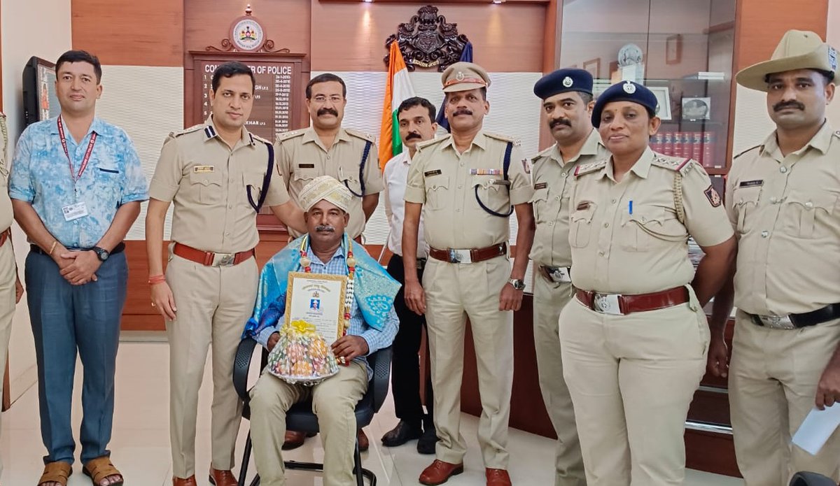 ಯೋಗೀಶ್ ಪಿ ಇವರು 1992 ರಲ್ಲಿ ಪೊಲೀಸ್ ಇಲಾಖೆಗೆ ಸೇರಿ 32 ವರ್ಷಗಳ ಸುದೀರ್ಘ ಸೇವೆಯನ್ನು ಸಲ್ಲಿಸಿ ಇಂದು ನಿವೃತ್ತಿಯನ್ನು ಹೊಂದಿರುತ್ತಾರೆ, ಇವರನ್ನು ಪೊಲೀಸ್ ವತಿಯಿಂದ ಗೌರವವಿಸಲಾಯಿತು ಇವರನಿವೃತ್ತಿ ಜೀವನ ಸುಖಕರವಾಗಿರಲೆಂದು ನಗರ ಪೊಲೀಸ್ ವತಿಯಿಂದ ಶುಭ ಹಾರೈಸಲಾಯಿತು.<a href="/DgpKarnataka/">DGP KARNATAKA</a> <a href="/KarnatakaCops/">ಕರ್ನಾಟಕ ರಾಜ್ಯ ಪೊಲೀಸ್ Karnataka State Police</a> <a href="/HMOKarnataka/">HMO Karnataka, ಗೃಹ ಸಚಿವರ ಕಾರ್ಯಾಲಯ</a> <a href="/AnupamAgrawal16/">Anupam Agarwal IPS</a>