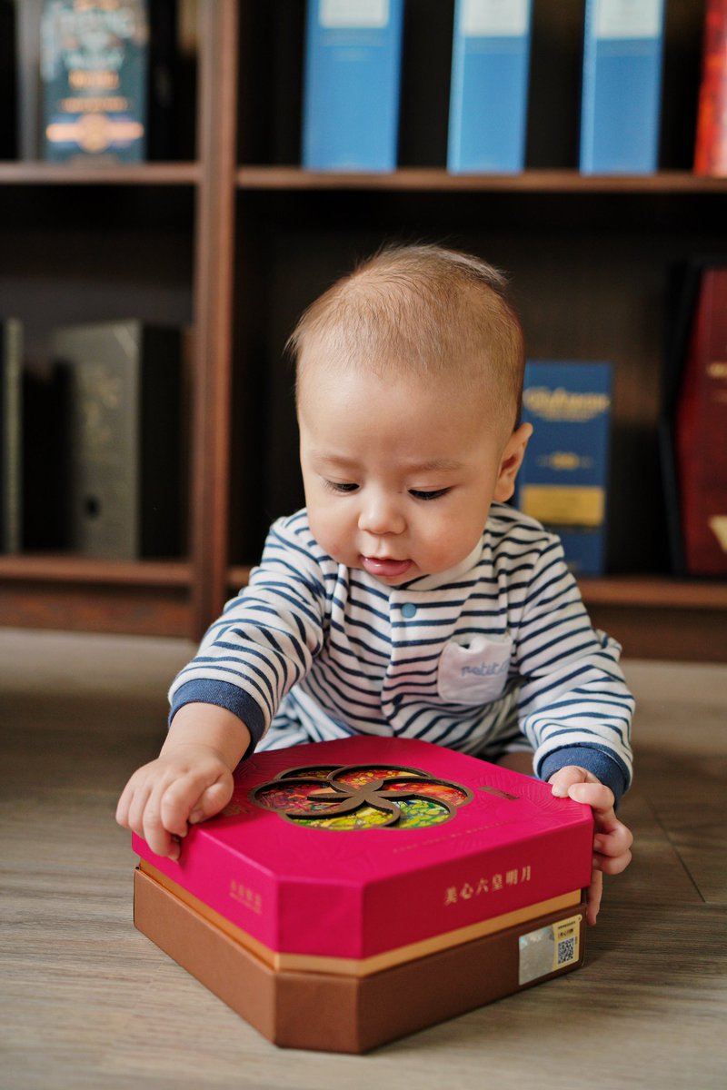 itstffnyb's tweet photo. 1 day late but here we go. 
Happy mid autumn festival!🍂
中秋节快乐🥮
추석 잘 보내세요🌕

Jayden can’t eat the delicious mooncake/月饼 yet, but he sure as hell tried when we took the picture 🫣 https://t.co/CXtW11o9PI