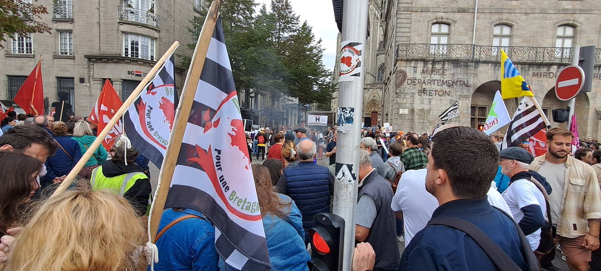 DouarHa's tweet photo. Manifestadeg e Kemper hiziv dirak ar prefeti evit difenn ospital Karaez hag ar servijoù mallus. Ul lod ac'hanomp zo bet degemeret gant ar prefet. Chomet int ouzhpenn 2eur evit gounez netra, ret e vo kendalc'h ar stourm 
#Stourm #Brezhoneg #Ospital #Karaez #Breizh #Kemper https://t.co/VGpD3Tbvv6