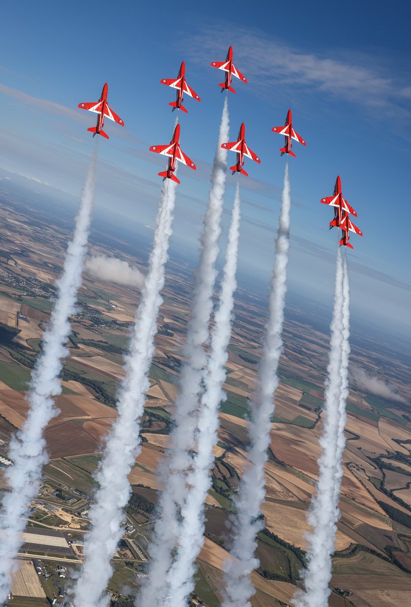 PhilipJDye's tweet photo. The lighting was kind as we arrived in to Avord, France.
@rafredarrows #RedArrows #CircusTeam #airshow #avord #hawkT1 #aviationlovers https://t.co/Z0j3dAZzw8