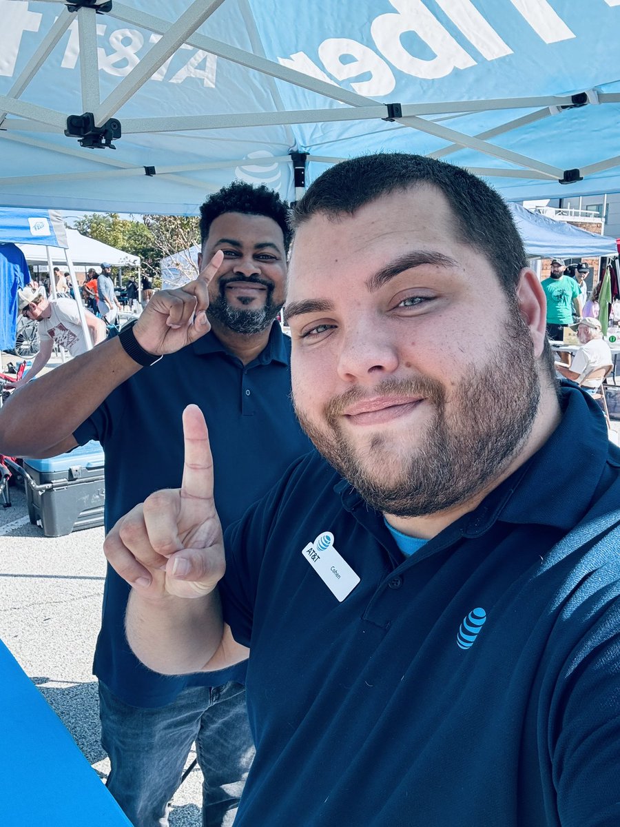 Whitton1Cohen's tweet photo. At the Urbana Farmers Market spreading the good word on all things AT&T Fiber. #stayingconsistant #happyfall @OOwensjr @HammockJill @shawnglinski @RenauldoD @wssmith3rd @TeamFusionGLM https://t.co/ikzxJe4314