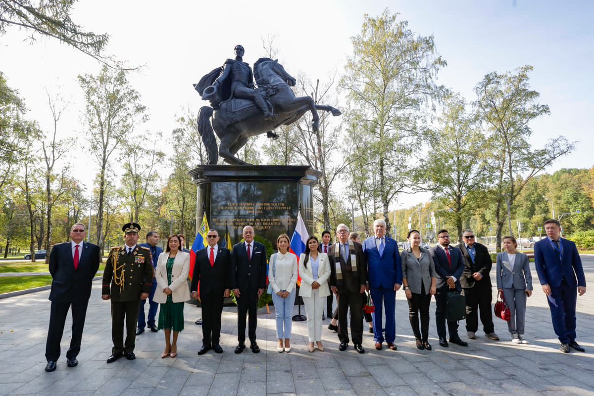 Asamblea_Ven's tweet photo. #EnFoto || Desde Moscú - Rusia || Presidente de la AN, diputado Jorge Rodríguez acompañado de parlamentarios venezolanos rindieron honores al padre de la Patria. https://t.co/lCLCEcLEFy