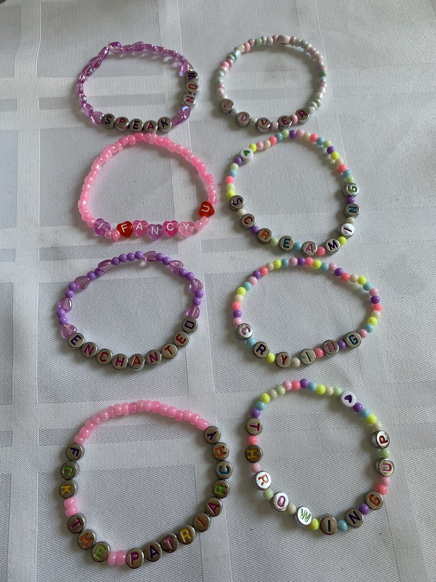 hjscott's tweet image. eu e minhas amigas fizemos uma noite de friendship bracelets ontem 🥺 vcs amaram? pq eu amei!