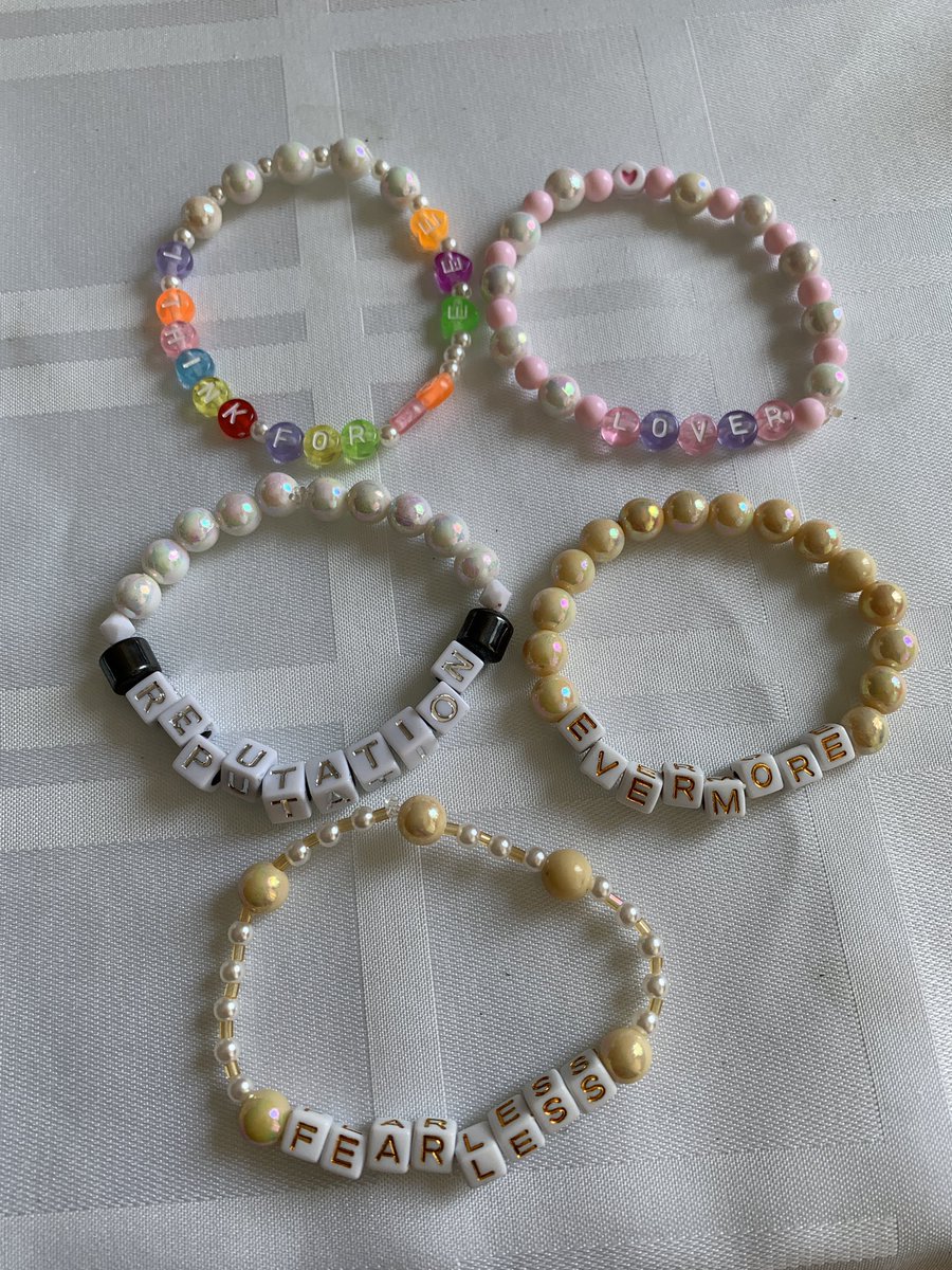 hjscott's tweet image. eu e minhas amigas fizemos uma noite de friendship bracelets ontem 🥺 vcs amaram? pq eu amei!