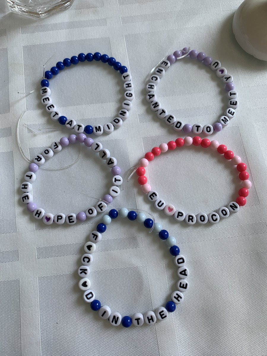 hjscott's tweet image. eu e minhas amigas fizemos uma noite de friendship bracelets ontem 🥺 vcs amaram? pq eu amei!