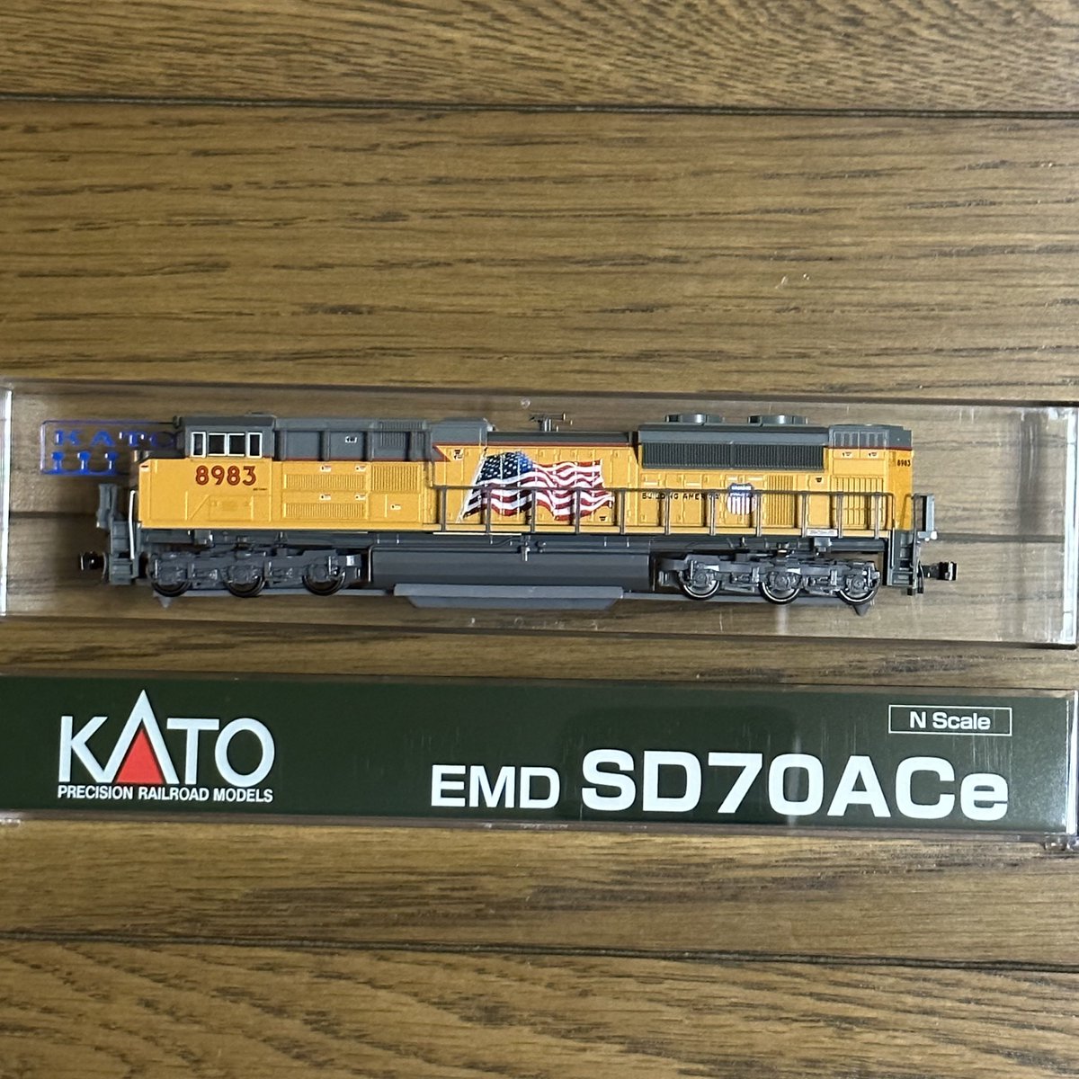 hibiyasen48ver2's tweet photo. イモンさんから入線ー🚃‼️
ユニオンパシフィックDL
と
セイコーマート笑
#Nゲージ
#鉄道模型
#ユニオンパシフィック
#uprr
#SD70ACe
#セイコーマート https://t.co/waKIM5wuAP