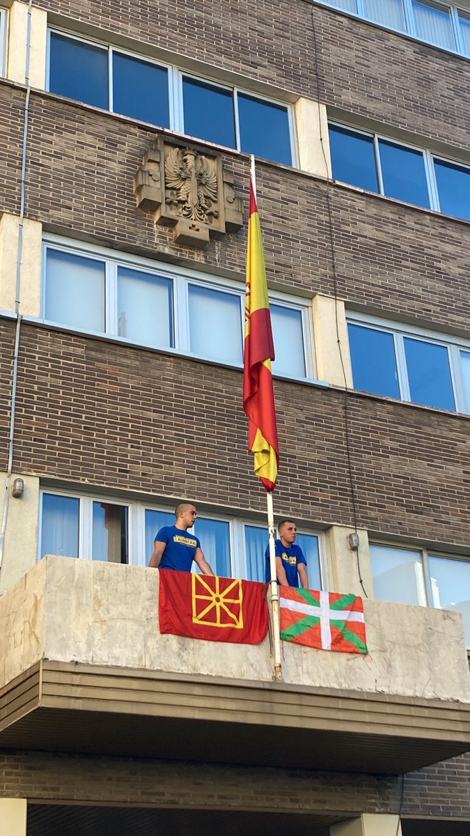 Aitor Zelaia eta Galder Barbado jendaurrean agertu dira Gasteizen. Gobernu Militarrean sartu dira elkartasun kamisetekin.

Espetxeratze agindua irailaren 15ean jaso zuten, eta hamar eguneko epea zuten espetxeratzeko.

Jendetza agertu da babesa ematera. <a href="/ANkerkeriaSTOP/">ANkerkeriariStop</a>