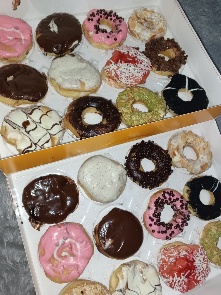 putriutami07's tweet photo. @RacunBelanja Rada kecewa sama promo jco yg kemarin, bentukannya pada begini. Mana nunggunya sampai 4 jam (pesan jam 6 sore, nyampe jam 10 malem) pas nyampe malah bentuk donatnya rada ga karuan 😩 kapookkk 😪 https://t.co/Dn7gcug9BY