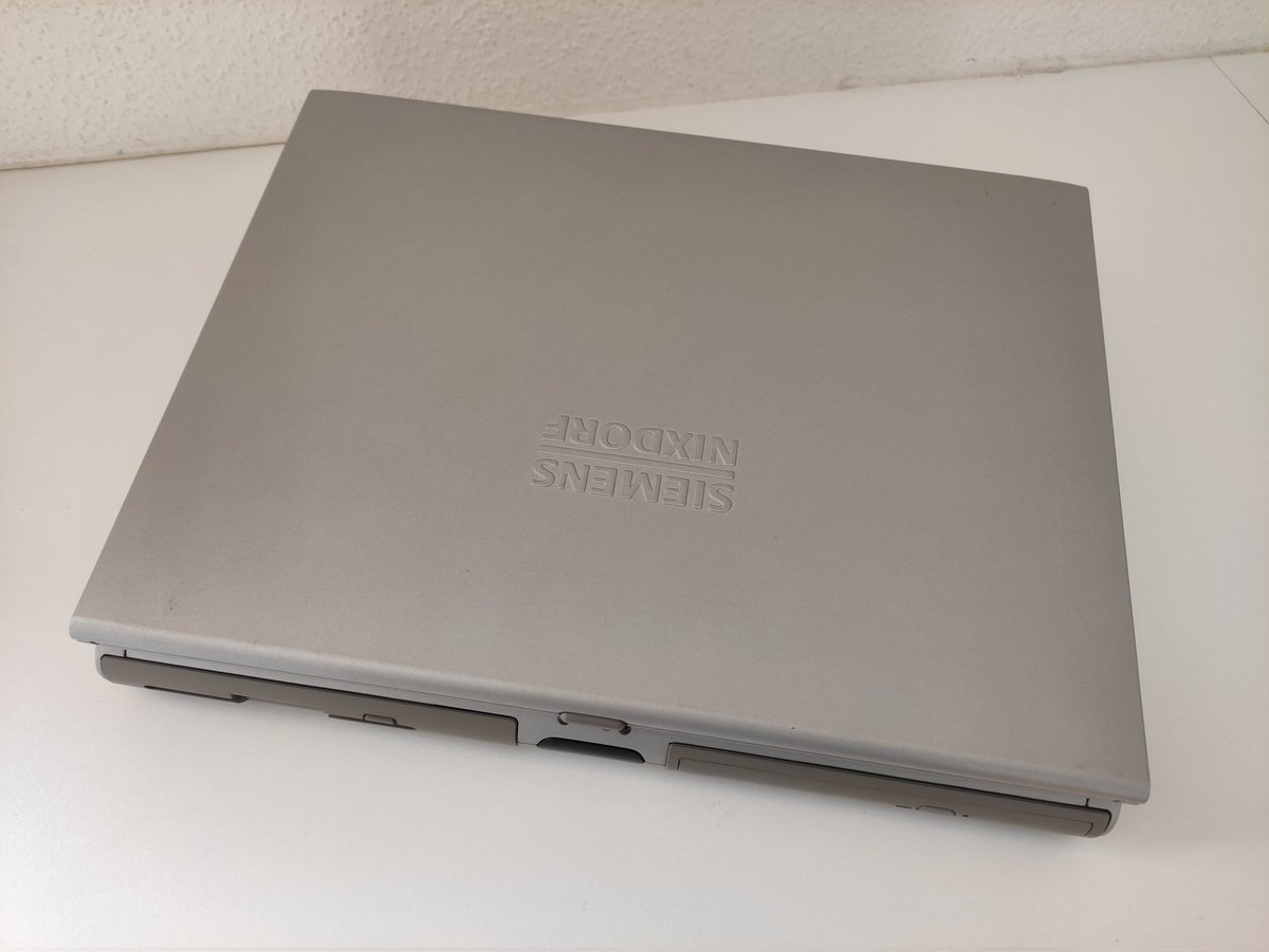 Loeschzwerg_3DC's tweet photo. An old Scenic Mobile 800 from Siemens Nixdorf Informationssysteme, released Mid 1998. It was the first laptop from SNI featuring a magnesium chassis. This model here has a PII 266MHz, 64MB memory and an ATi RAGE LT Pro.
#siemens #nixdorf #retropc #scenicmobile #ati https://t.co/WMuyDDLpHf