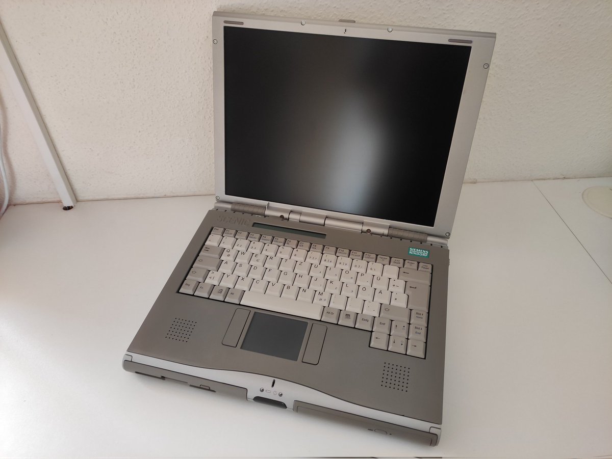 Loeschzwerg_3DC's tweet photo. An old Scenic Mobile 800 from Siemens Nixdorf Informationssysteme, released Mid 1998. It was the first laptop from SNI featuring a magnesium chassis. This model here has a PII 266MHz, 64MB memory and an ATi RAGE LT Pro.
#siemens #nixdorf #retropc #scenicmobile #ati https://t.co/WMuyDDLpHf