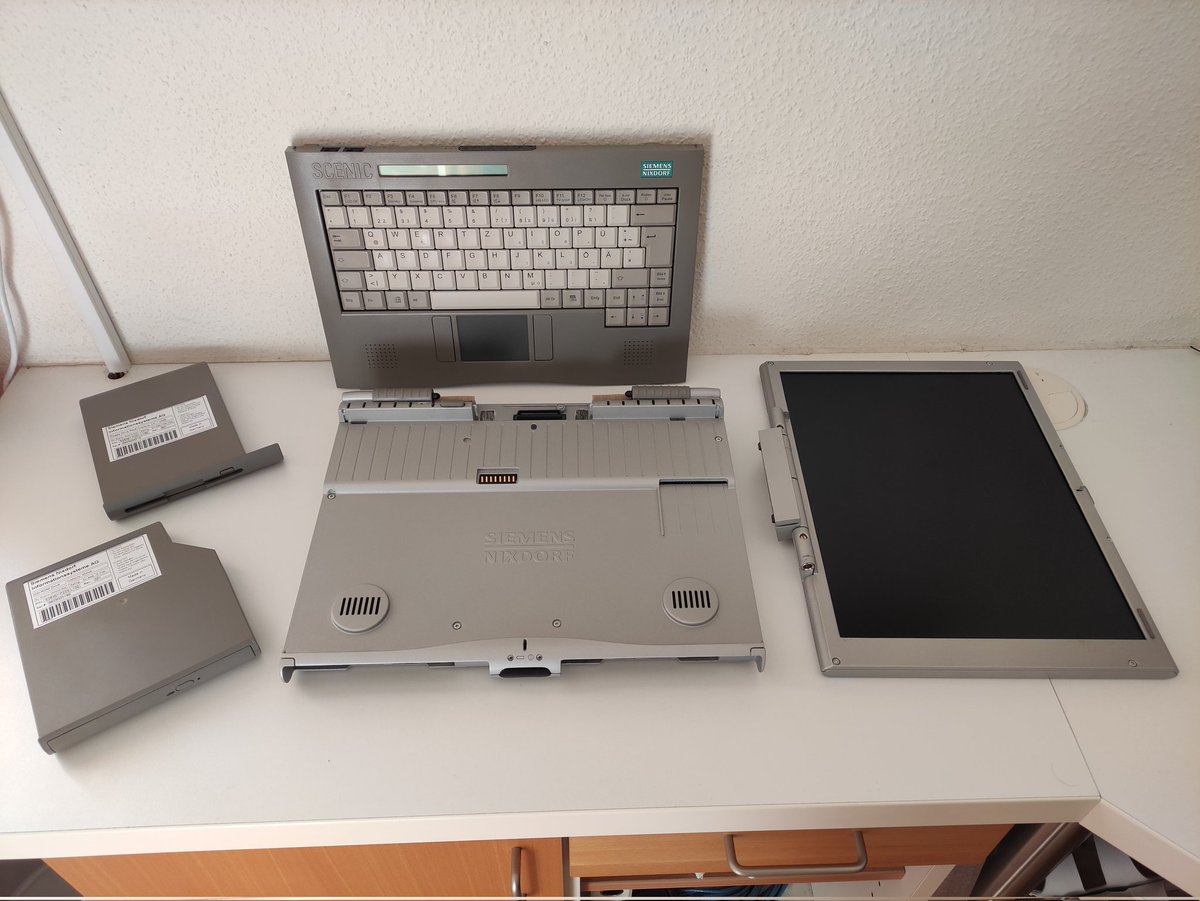Loeschzwerg_3DC's tweet photo. An old Scenic Mobile 800 from Siemens Nixdorf Informationssysteme, released Mid 1998. It was the first laptop from SNI featuring a magnesium chassis. This model here has a PII 266MHz, 64MB memory and an ATi RAGE LT Pro.
#siemens #nixdorf #retropc #scenicmobile #ati https://t.co/WMuyDDLpHf