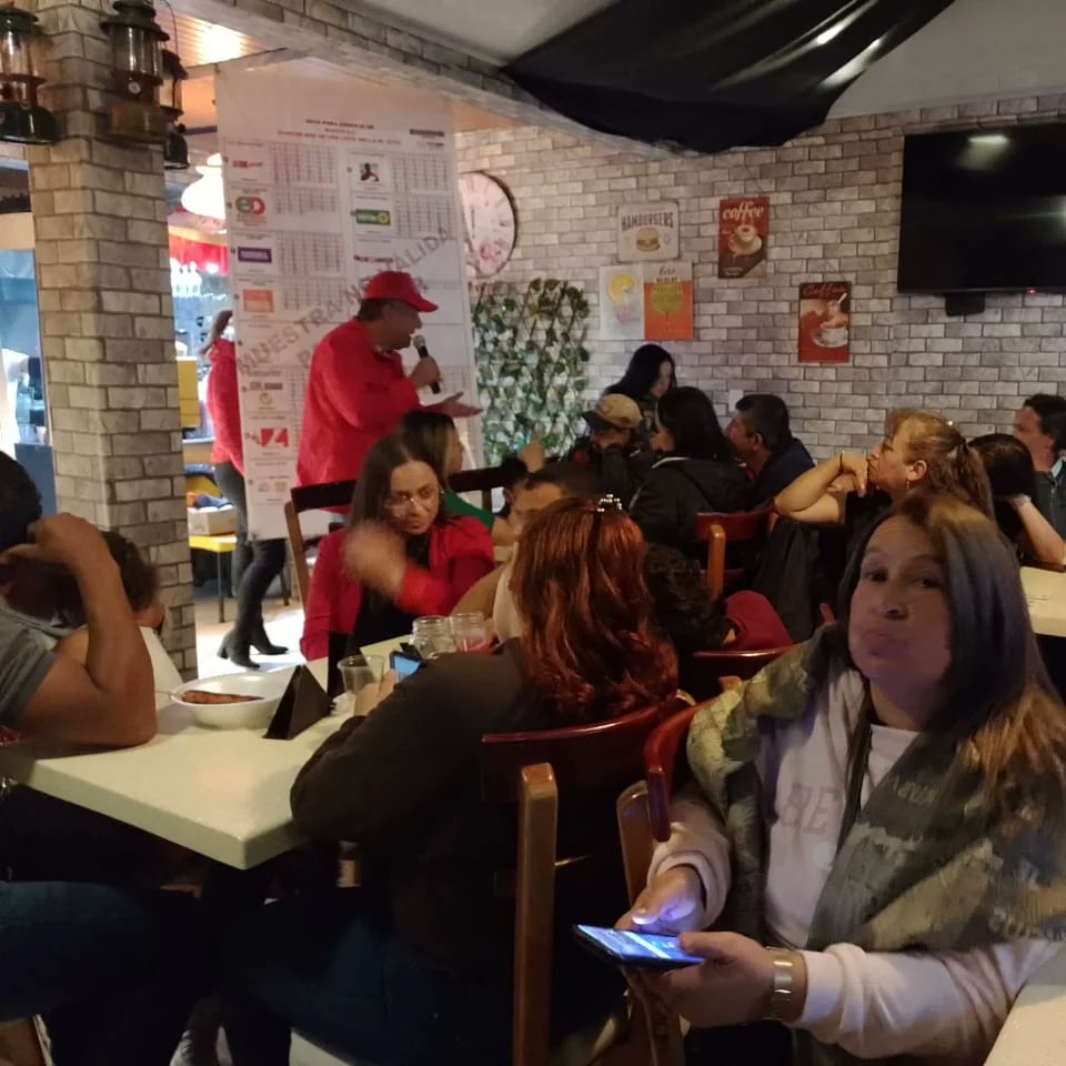 guillermoedil's tweet photo. seguimos trabajando fuertemente para que la comunidad conozca nuestro trabajo y el esfuerzo que hemos dado en esta labor junto con el deseo de continuar trabajar por Bosa.

Este 29 de octubre vota L81 por Guillermo Bastidas y L2 por @mariavictoriavargass 

¡Unidos por Bosa! https://t.co/qlHWgfFU7n
