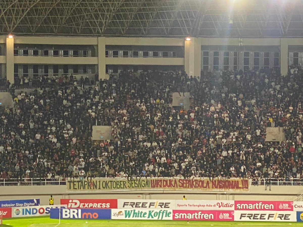ASSurakarta1923's tweet photo. Pesan ini dibuat sebagai bentuk upaya kami untuk menyampaikan tuntutan keluarga korban Kanjuruhan dengan menetapkan 1 Oktober sebagai Hari Duka Nasional. Dan kami masih berdiri dalam barisan perjuangan Arek Malang! https://t.co/rB3daFcbvY
