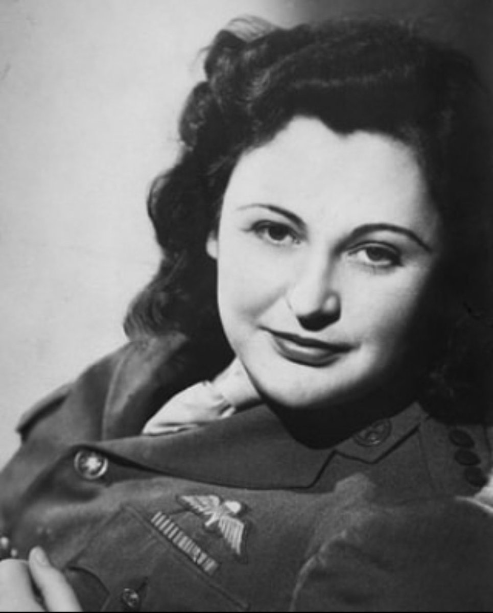This is Nancy Wake, who was the Gestapo's most wanted person during World War 2. Wake was born in New Zealand in 1912 and was of European and Mãori descent. In 1914, her family moved to Australia. At age 16, Wake ran away from home with £200. She traveled to New York City and