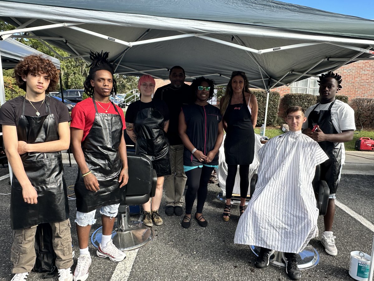 LivelyTechTally's tweet photo. Our team from the Top-Notch Barbering School is representing strong today at the 4th Annual Hispanic Resource Festival. There is still time to catch a FREE haircut before 1 pm. Head to St. Eugene Catholic Church 701 Robert & Trudie Perkins Way. #LivelyTech https://t.co/9Aat6EG1PI