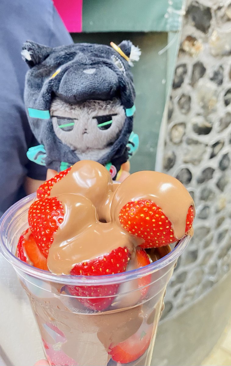 Oompiang's tweet photo. หม่ำข้าวแน้ว มี้จัยดีพาพิเข้าแถวซื้อ 🍓🍫 สตอเบอยี่ช็อคฟองดูว์คับ😋 มี๊พึมพำตัลหลอดว่าล้อ..หล่อ...ก้อรุยุแน้วว่าพิหล่อ มะต้งชมขนาดน้านก้อด้าย พิก้อเขิลเปนนะ😎 เฮ้อ! พิก้อเท่ซะด้วย ที่นี้ก้อลำบาก ก้อว่าวุ่นเนย😌
🐯 #AnT_review
#ตุ๊กตาอี้ป๋อ
#고양이아니고_흑표보
#OompiangFamily https://t.co/3PmRoehmj1