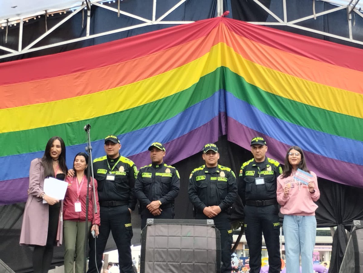 SeguridadBOG's tweet photo. ¡Es un hecho! Se firmó el acuerdo de corresponsabilidad en seguridad y convivencia por la garantía y protección de derechos de los sectores #LGBTIQ+.

Con Policía, comerciantes y Redes Ciudadanas, seguiremos trabajando para eliminar cualquier tipo de violencia.

#DistritoDiverso https://t.co/zBlZd169t8