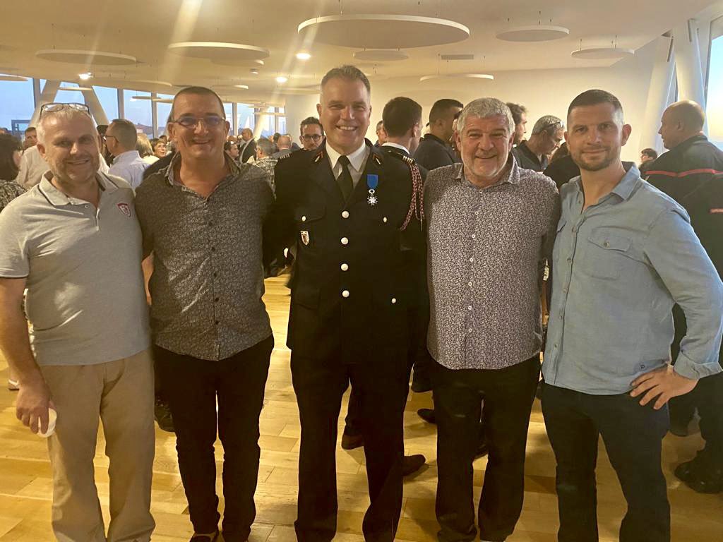 Pompiers_du_Sud's tweet photo. #décoration | Le président et des membres du conseil d’administration @Pompiers_du_Sud étaient en déplacement hier au Cap d’Agde  pour la remise de la médaille de l’ordre national du mérite au colonel Jérôme  Bonnafoux. Félicitations pour cette haute distinction. https://t.co/z5uwt5OuoL