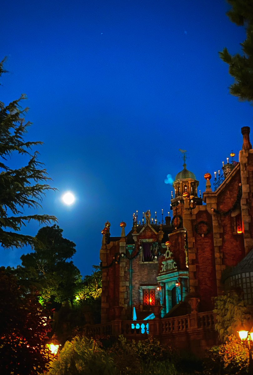 raLatopia's tweet photo. #Dハロ　#Dハロ2023
今日のディズニーランド、ホーンテッドマンションと澄み渡る夜空とまんまるの月の組み合わせがあまりにも素敵だった🌕
跡風見鶏の横のフレア？ゴースト？が凄く隠れミッキー⭐️ https://t.co/Wfs3sdWPer
