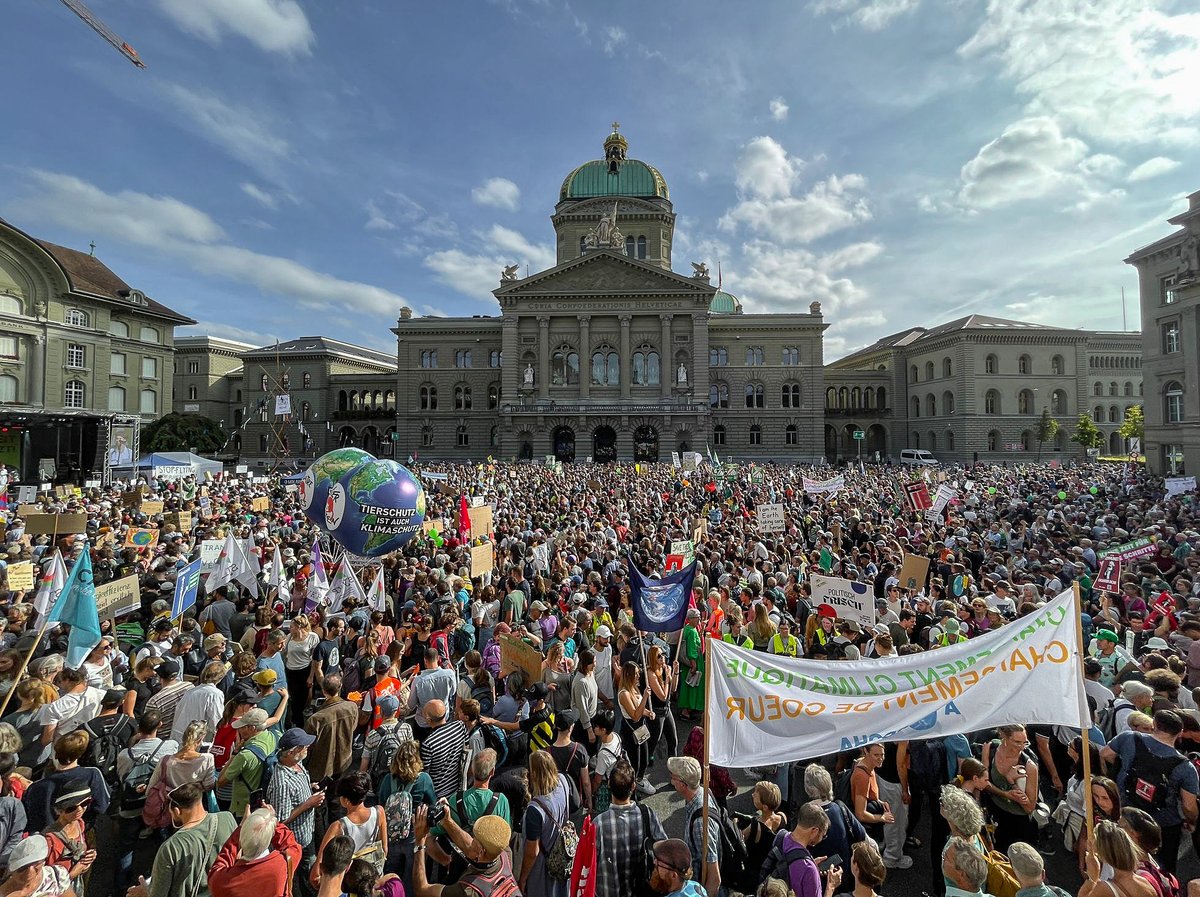 klimastreik's tweet photo. Wählen allein reicht nicht. Die heutige Demo zeigt, dass Veränderung ausserhalb des Bundeshauses vorangetrieben wird. Organisieren wir uns in Quartieren, Schulen oder dem Arbeitsplatz für einen Systemwandel hin zu einer klimagerechten Welt. https://t.co/s0zjF2LP5O