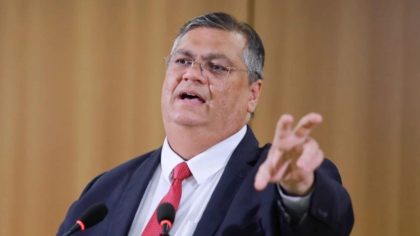 ❌ Jamais voltaria à política se fosse nomeado ao STF, diz Dino

Cotado para a vaga de Rosa Weber, ministro da Justiça declara que convite para à Suprema Corte não se recusa.