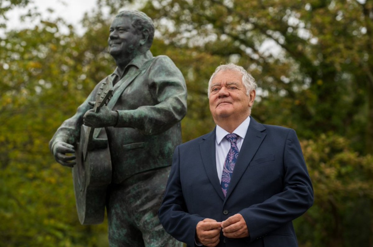 Days after his 80th birthday, a statue of Max Boyce was unveiled today in his hometown of Glynneath. He said: "It brought to mind an old saying 'A man's true worth is measured by how he's perceived in the square mile to where he lives' and this has come true for me". Legend 🏴󠁧󠁢󠁷󠁬󠁳󠁿