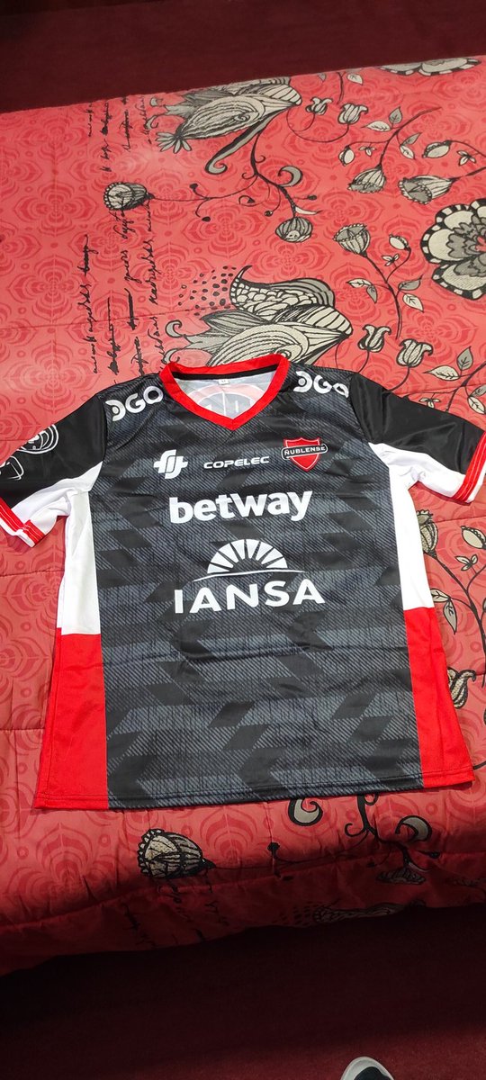 Le0Acuna's tweet photo. Me llegó la camiseta de Ñublense. Poco más de 8 lucas en Shopee con envío incluído. Está rebuena https://t.co/bZP5kGtnqR