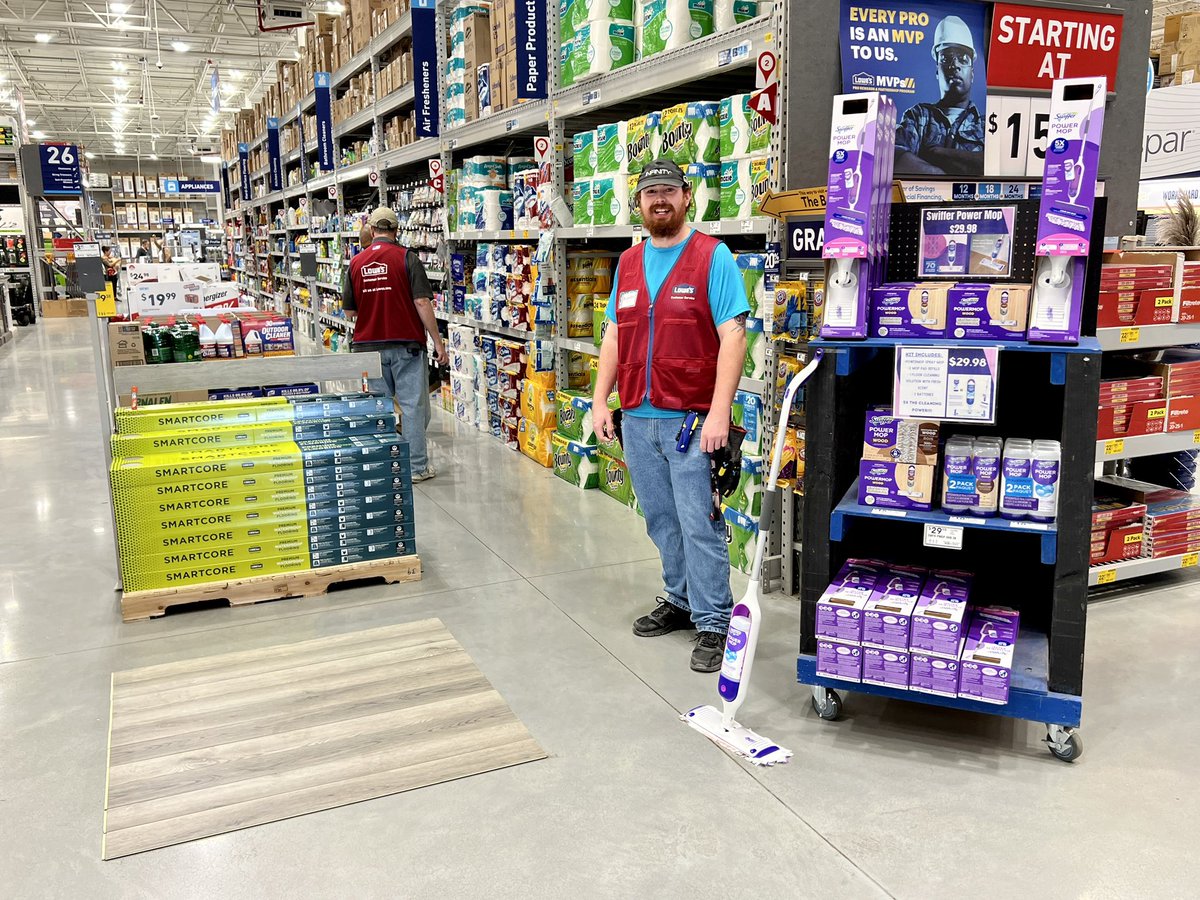 2826’s DS Brandin is showing off a great Swiffer product today! With rain, brings dirty floors… let us help you clean them! #R1Demos @DustinCornell5 @BenitoKomadina