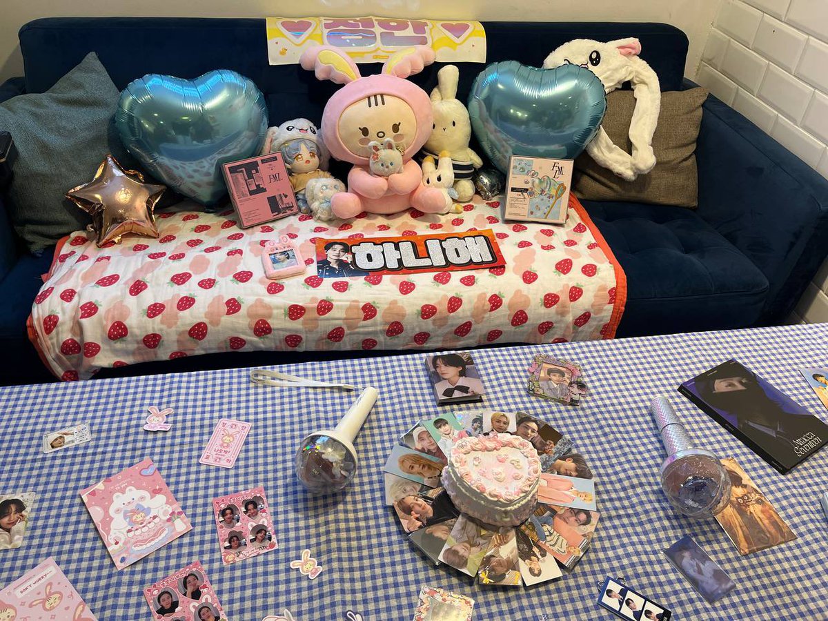 greenmilkteaa__'s tweet photo. jjongjjongie’s birthday event✨  thank you for the effort!! @svtincarats 🩵🩷 #sgcafe #bunnyhannie https://t.co/5ExqvRewAr