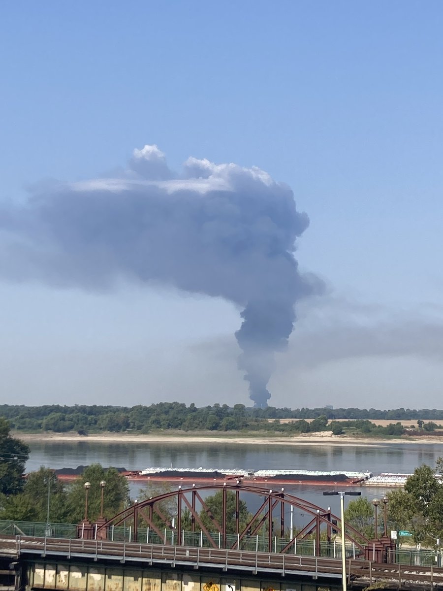 WanderLikeWater's tweet photo. Massive fire in West Memphis, AR at the @AwesomeProducts plant. Pics taken in Memphis, TN https://t.co/am2hzCy0yA