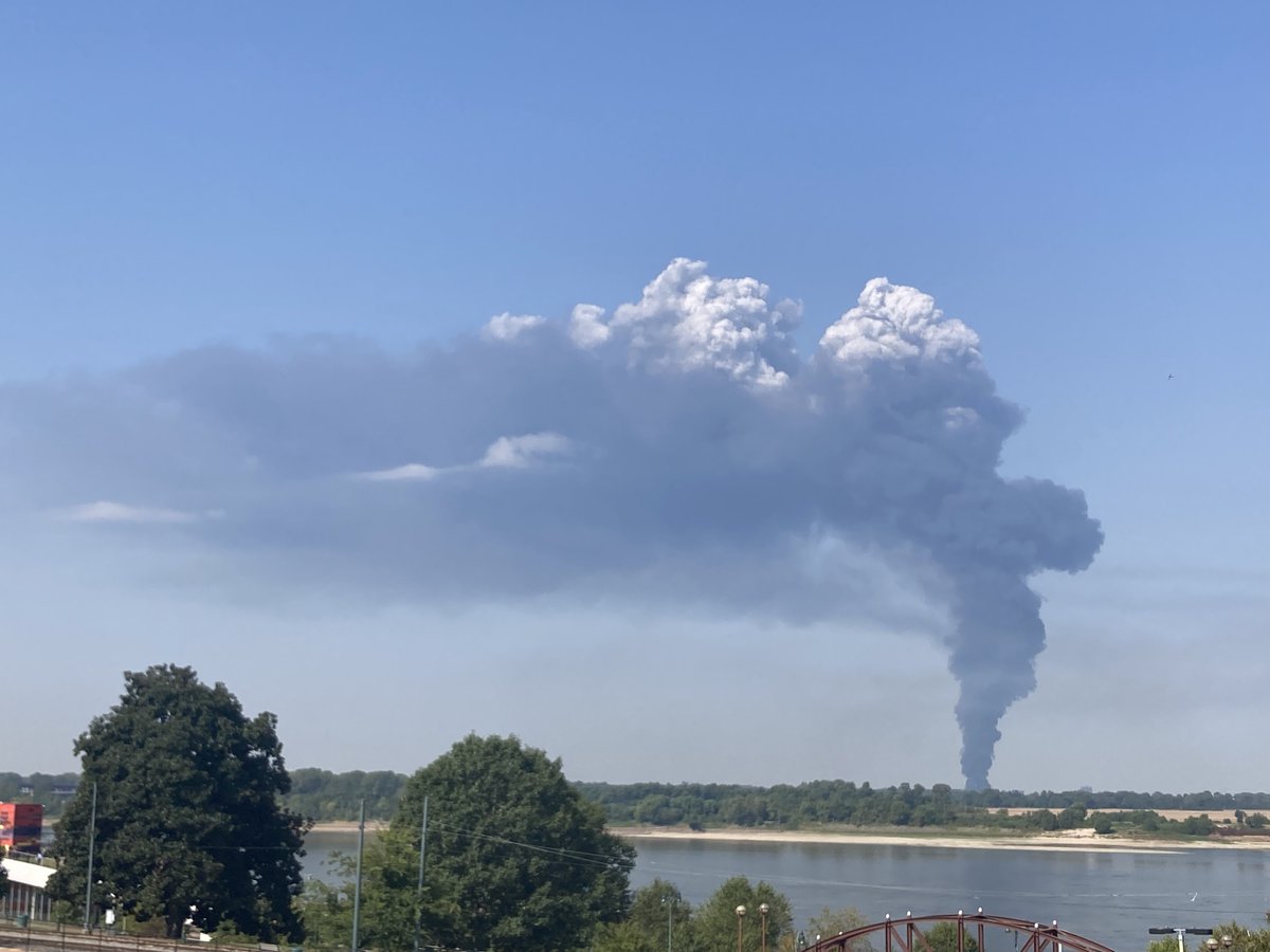 WanderLikeWater's tweet photo. Massive fire in West Memphis, AR at the @AwesomeProducts plant. Pics taken in Memphis, TN https://t.co/am2hzCy0yA