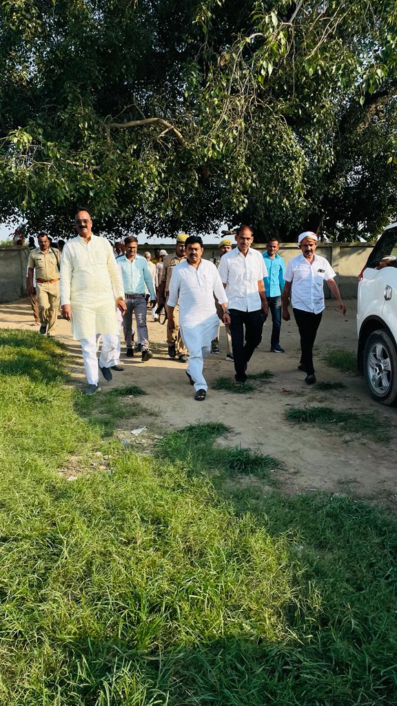 DeepakT72500280's tweet photo. मा० केंद्रीय गृह राज्य मंत्री 
श्री अजय कुमार मिश्रा जी 
 सांसदीय क्षेत्र लखीमपुर खीरी के विभिन्न कार्यक्रमों में।
#NarendraModi #PMOIndia #BJP4UP #YogiAdityanath #JPNadda #AmitShah #ajaymishrteni #bjplmp #bjppalia https://t.co/e7XBaNocvq