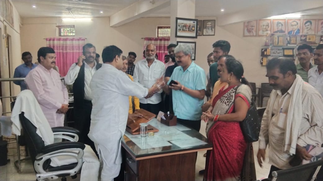 DeepakT72500280's tweet photo. मा० केंद्रीय गृह राज्य मंत्री 
श्री अजय कुमार मिश्रा जी 
 सांसदीय क्षेत्र लखीमपुर खीरी के विभिन्न कार्यक्रमों में।
#NarendraModi #PMOIndia #BJP4UP #YogiAdityanath #JPNadda #AmitShah #ajaymishrteni #bjplmp #bjppalia https://t.co/e7XBaNocvq