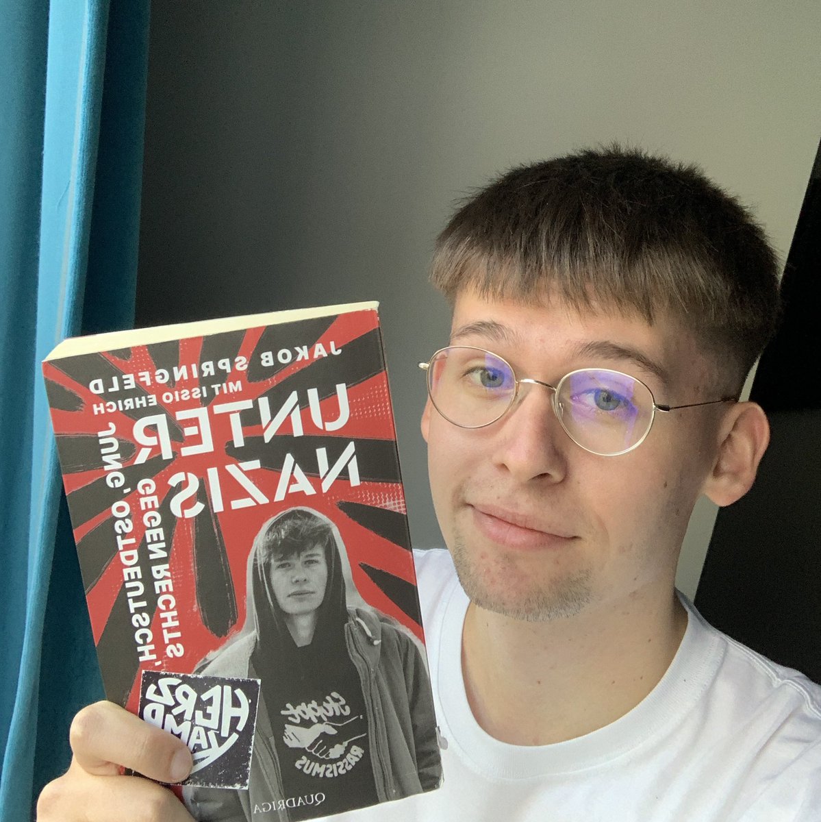 Heute vor 1 Jahr erschien mein mit <a href="/IssioEhrich/">Issio Ehrich</a> geschriebenes Buch „Unter Nazis“. 12 Monate und ca. 80 Lesungen später ist der Inhalt wohl relavanter denn je. Was mich besonders bewegt ist, dass das Thema nicht in der Blase bleibt. Danke an den <a href="/quadrigaverlag/">Quadriga</a>! Ein Thread (1/13)