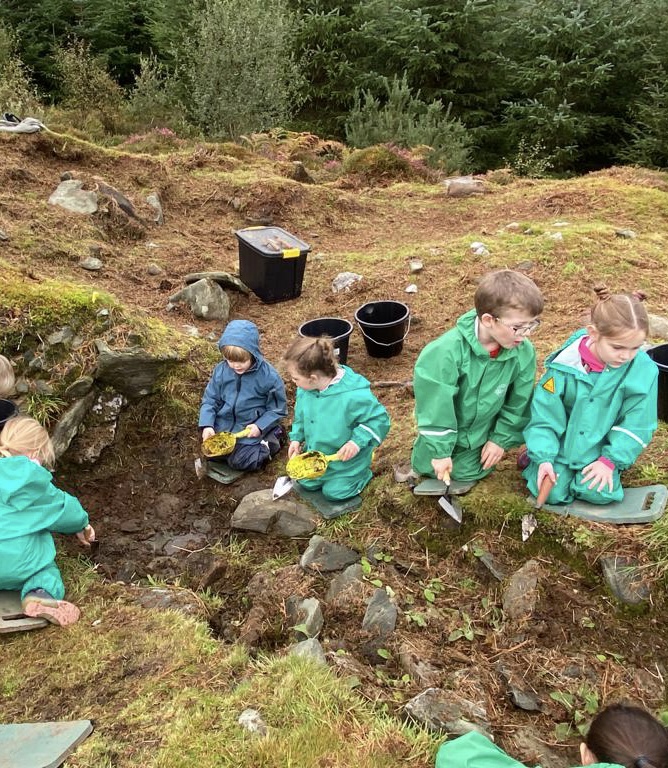 StrachurP's tweet image. Busy trainee archaeologists from Strachur  at the Creag Liath site with Archaeology Scotland 😀 @abc_OCTF @CrocketJen #archaeologyscotland #CreagLiath #bigdig #responsiblecitizens #successfullearners #strachur