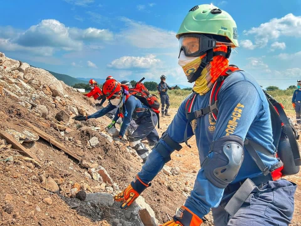 PCJalisco's tweet photo. #DESTACADO 🏅 Durante esta semana, oficiales de nuestro Equipo #USAR encabezados por el líder del grupo, el Comandante Murillo, impartieron el Curso “Rescate en Estructuras Colapsadas Nivel Liviano” #CRECL ⛑️ a personal de @PC_Colima y otras dependencias de ese Estado 🚒 🚑

1/2 https://t.co/DCLIuhQEM0