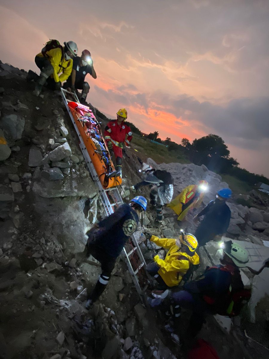 PCJalisco's tweet photo. #DESTACADO 🏅 Durante esta semana, oficiales de nuestro Equipo #USAR encabezados por el líder del grupo, el Comandante Murillo, impartieron el Curso “Rescate en Estructuras Colapsadas Nivel Liviano” #CRECL ⛑️ a personal de @PC_Colima y otras dependencias de ese Estado 🚒 🚑

1/2 https://t.co/DCLIuhQEM0