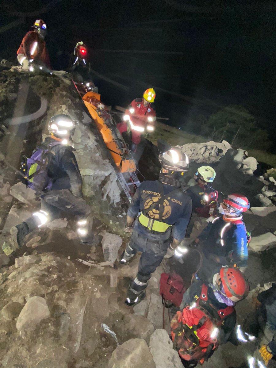PCJalisco's tweet photo. #DESTACADO 🏅 Durante esta semana, oficiales de nuestro Equipo #USAR encabezados por el líder del grupo, el Comandante Murillo, impartieron el Curso “Rescate en Estructuras Colapsadas Nivel Liviano” #CRECL ⛑️ a personal de @PC_Colima y otras dependencias de ese Estado 🚒 🚑

1/2 https://t.co/DCLIuhQEM0