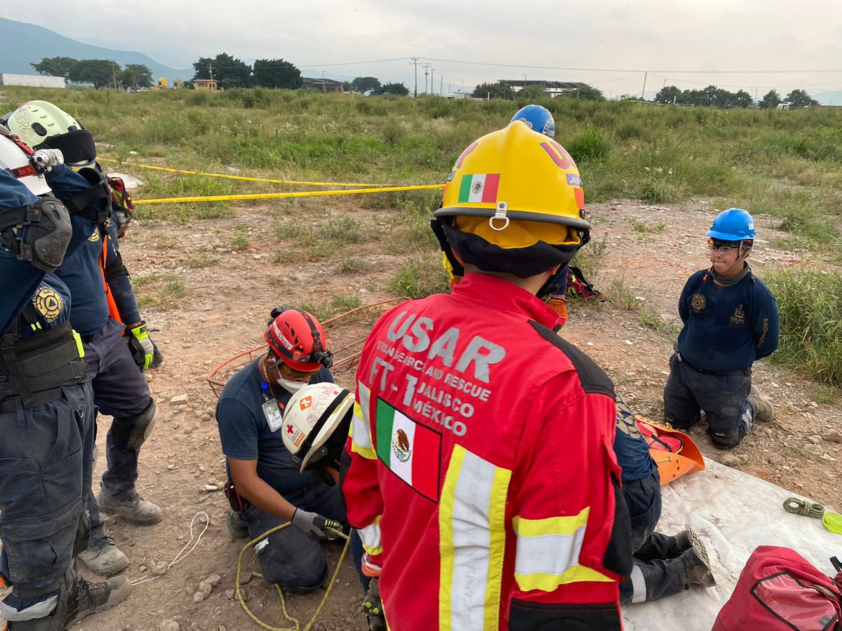 PCJalisco's tweet photo. #DESTACADO 🏅 Durante esta semana, oficiales de nuestro Equipo #USAR encabezados por el líder del grupo, el Comandante Murillo, impartieron el Curso “Rescate en Estructuras Colapsadas Nivel Liviano” #CRECL ⛑️ a personal de @PC_Colima y otras dependencias de ese Estado 🚒 🚑

1/2 https://t.co/DCLIuhQEM0