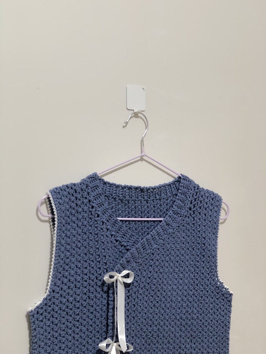lifeisfeli's tweet photo. BENER2 GAK TAHAN MAU SPILL 😭😭😭 

original design pertamaku setelah 3 tahun belajar crochet dan selesaiin 16 pattern test🤓 meet the Agnes Vest! https://t.co/bdWtUk7bRw