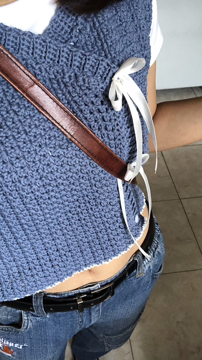 lifeisfeli's tweet photo. BENER2 GAK TAHAN MAU SPILL 😭😭😭 

original design pertamaku setelah 3 tahun belajar crochet dan selesaiin 16 pattern test🤓 meet the Agnes Vest! https://t.co/bdWtUk7bRw
