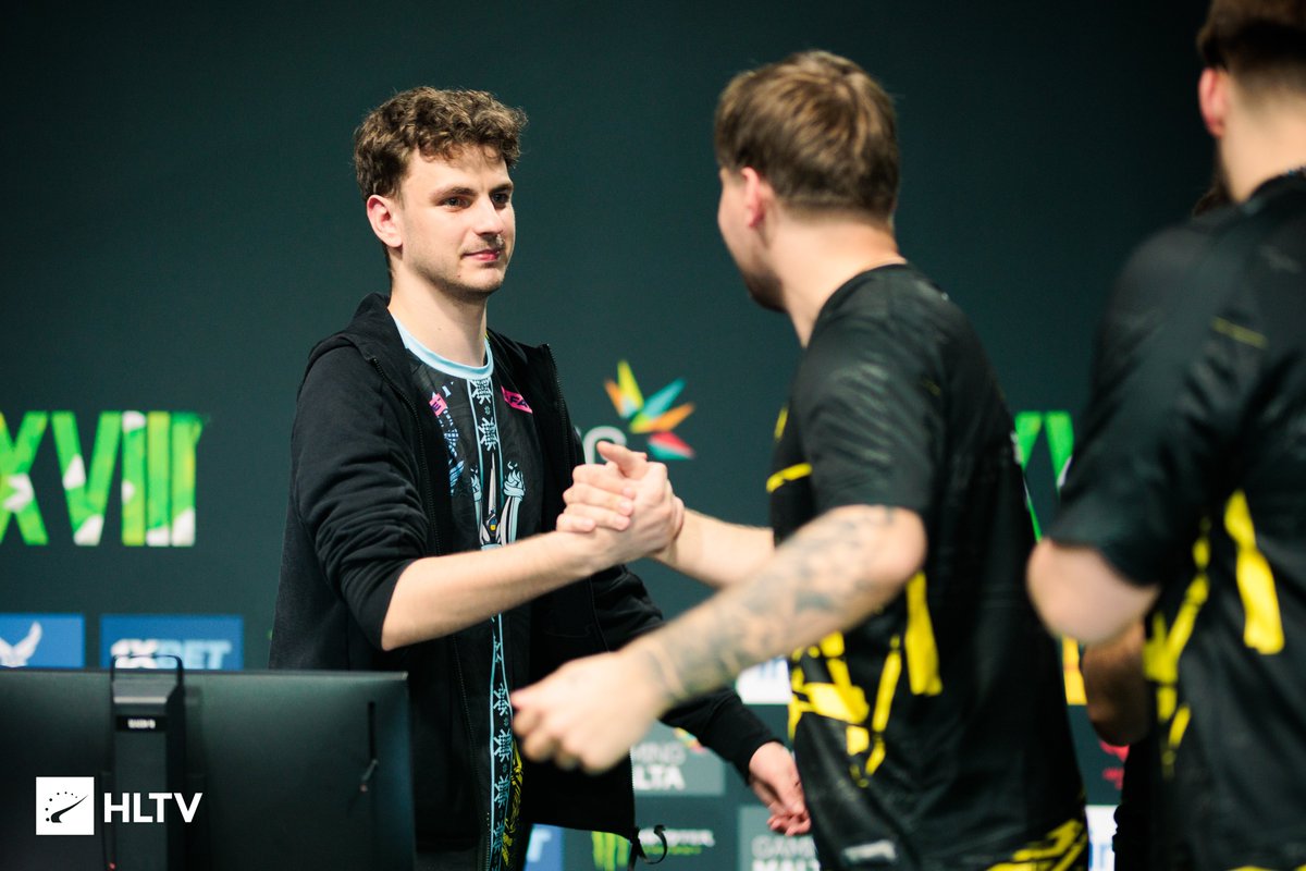 HLTVorg's tweet image. Putting aside their past differences 🤗
@s1mpleO @woro2k 

📸 @theMAKKU | #ESLProLeague
